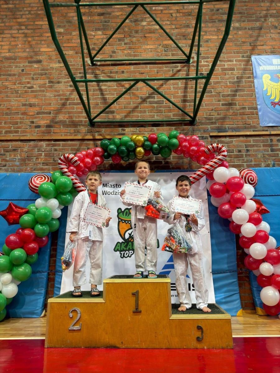 Zdjęcie w galerii na portalu naszwodzislaw.com: Turniej Akademii Top Team. Sportowa rywalizacja i integracja młodych zawodników [FOTO] wiadomości z regionu