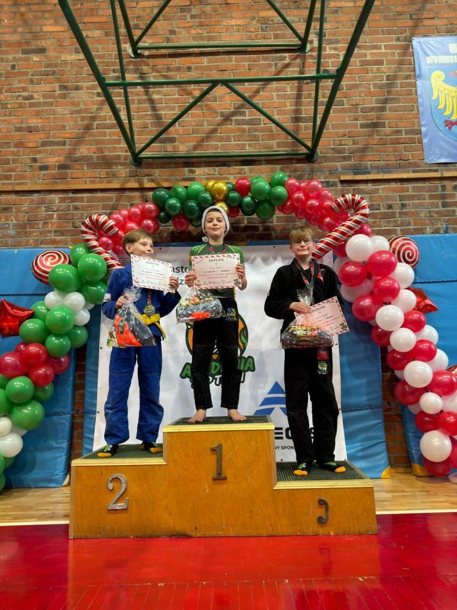 Zdjęcie w galerii na portalu naszwodzislaw.com: Turniej Akademii Top Team. Sportowa rywalizacja i integracja młodych zawodników [FOTO] wiadomości z regionu