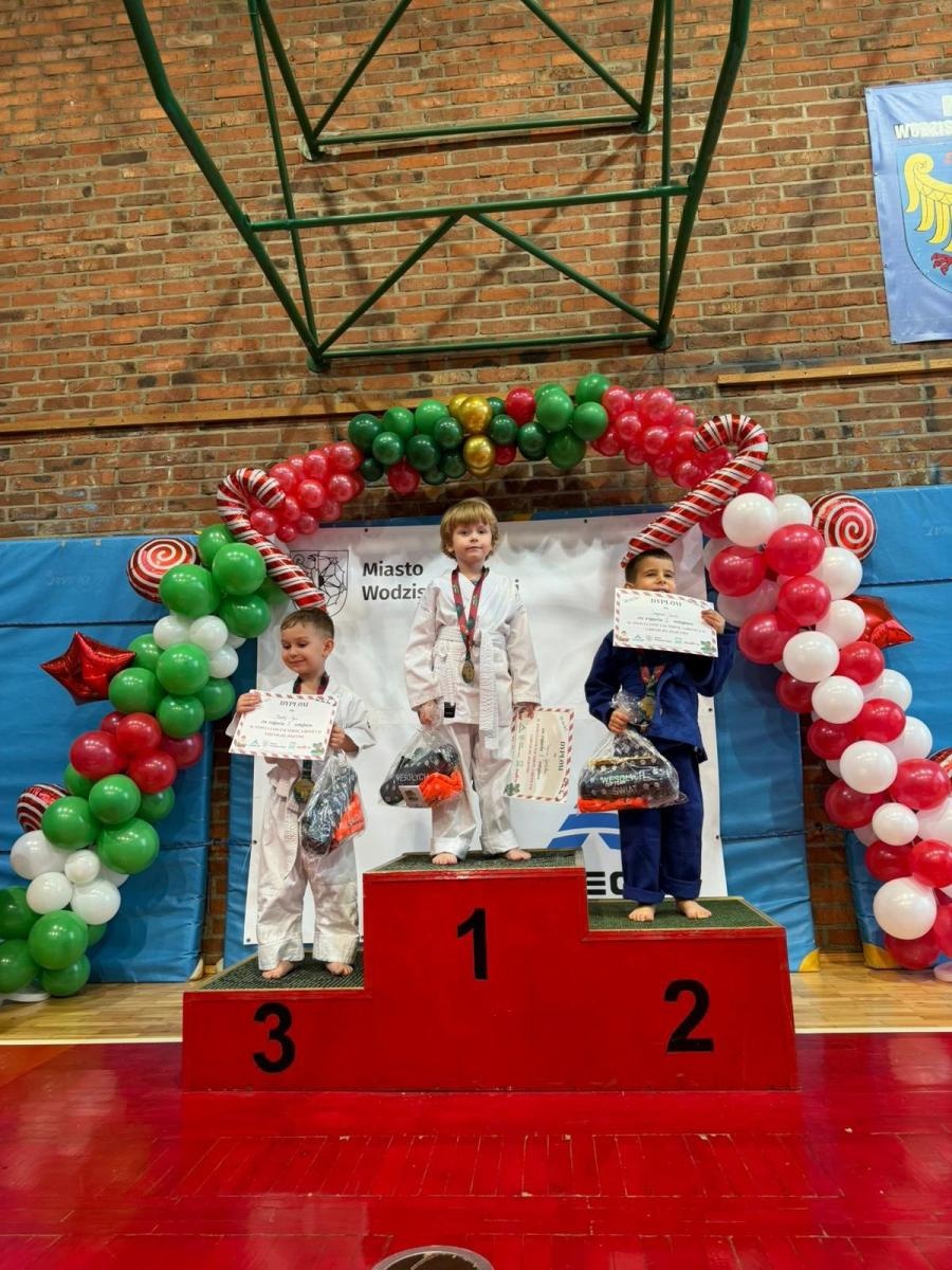 Zdjęcie w galerii na portalu naszwodzislaw.com: Turniej Akademii Top Team. Sportowa rywalizacja i integracja młodych zawodników [FOTO] wiadomości z regionu