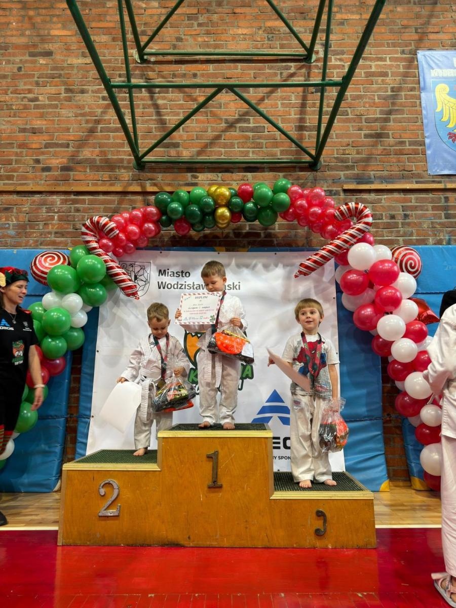 Zdjęcie w galerii na portalu naszwodzislaw.com: Turniej Akademii Top Team. Sportowa rywalizacja i integracja młodych zawodników [FOTO] wiadomości z regionu