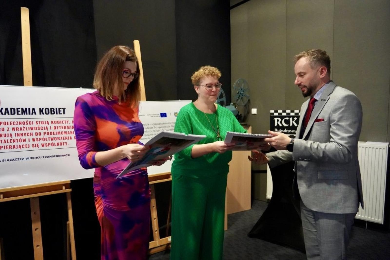 Zdjęcie w galerii na portalu naszwodzislaw.com: Rydułtowy: Kobieta#liderka 2026. Premiera kalendarza pełna inspiracji i kobiecej siły [FOTO] wiadomości z regionu