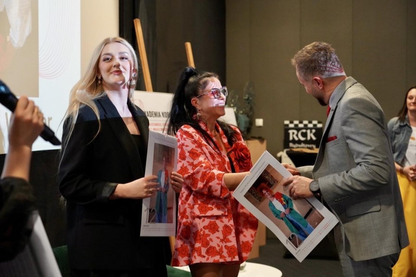 Zdjęcie w galerii na portalu naszwodzislaw.com: Rydułtowy: Kobieta#liderka 2026. Premiera kalendarza pełna inspiracji i kobiecej siły [FOTO] wiadomości z regionu