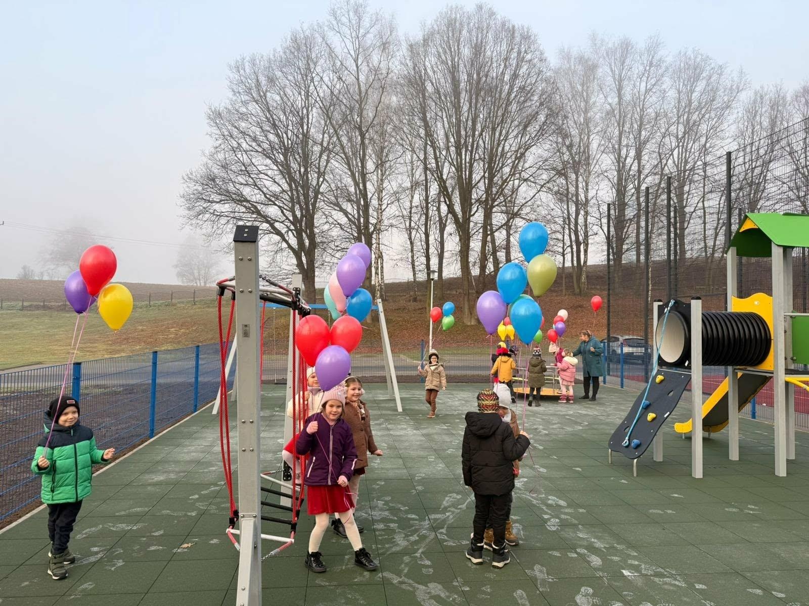 Zdjęcie w galerii na portalu naszwodzislaw.com: Nowy plac zabaw przy Zespole Szkolno-Przedszkolnym w Połomi już gotowy wiadomości z regionu