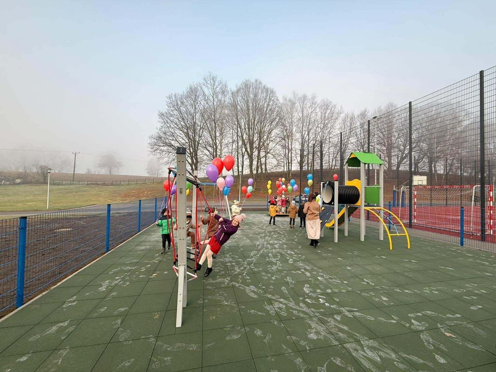Zdjęcie w galerii na portalu naszwodzislaw.com: Nowy plac zabaw przy Zespole Szkolno-Przedszkolnym w Połomi już gotowy wiadomości z regionu