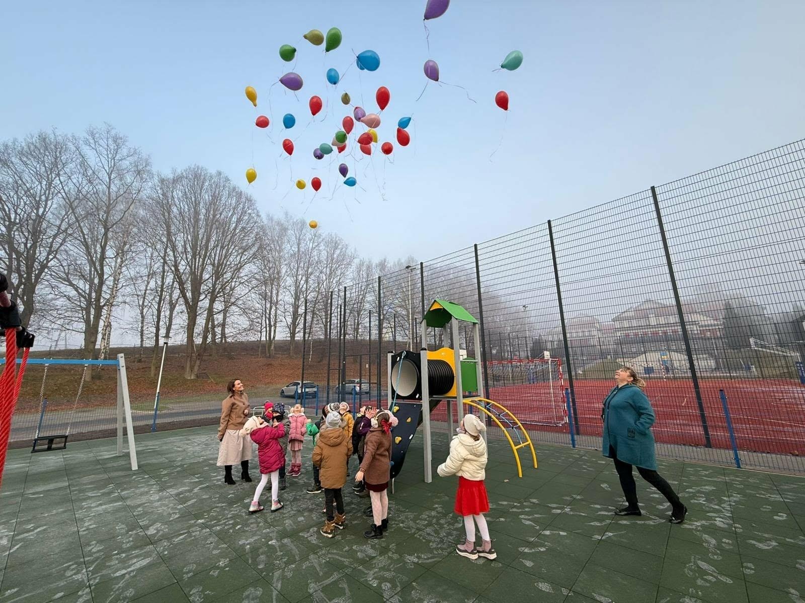 Zdjęcie w galerii na portalu naszwodzislaw.com: Nowy plac zabaw przy Zespole Szkolno-Przedszkolnym w Połomi już gotowy wiadomości z regionu