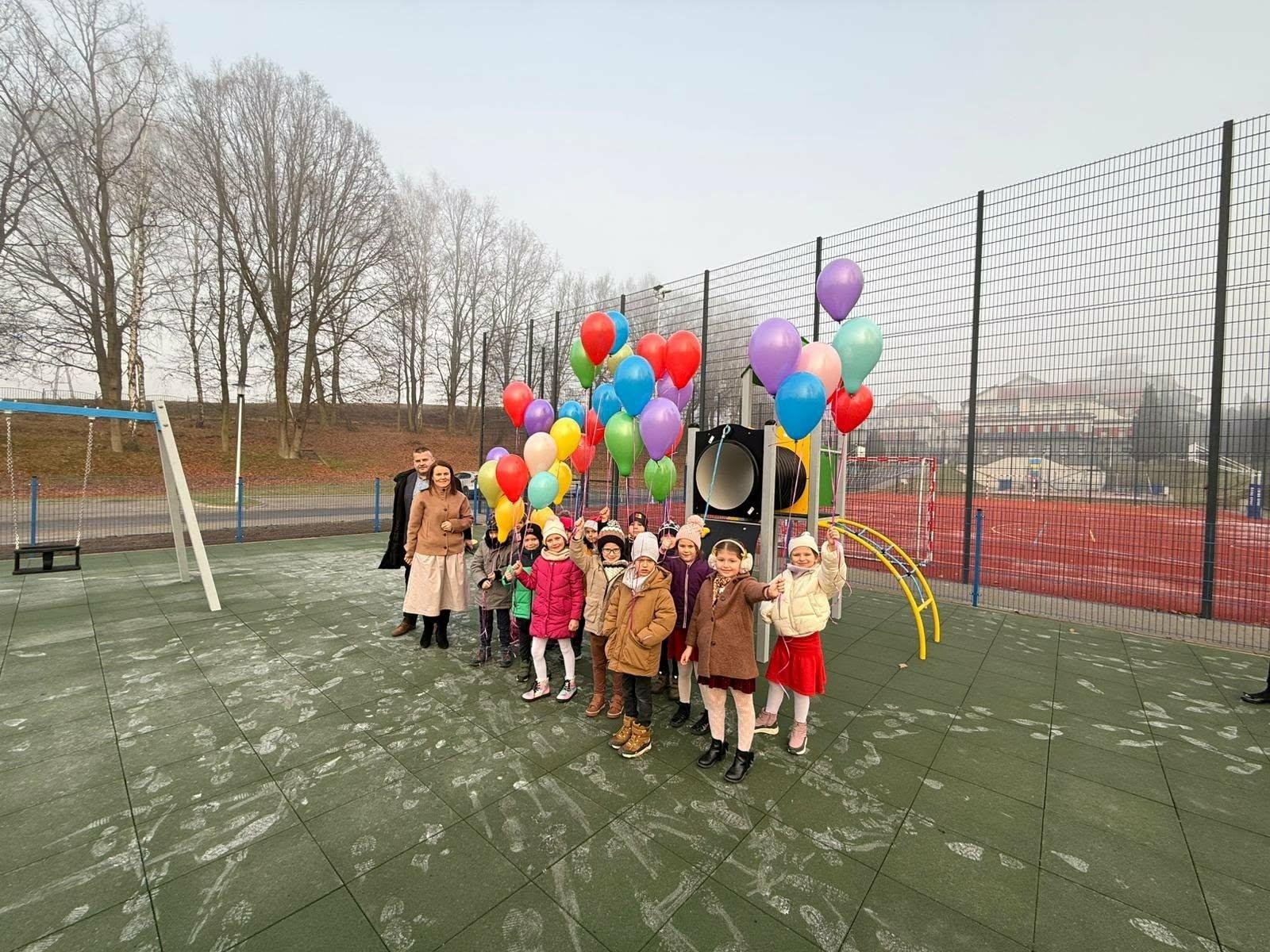 Zdjęcie w galerii na portalu naszwodzislaw.com: Nowy plac zabaw przy Zespole Szkolno-Przedszkolnym w Połomi już gotowy wiadomości z regionu