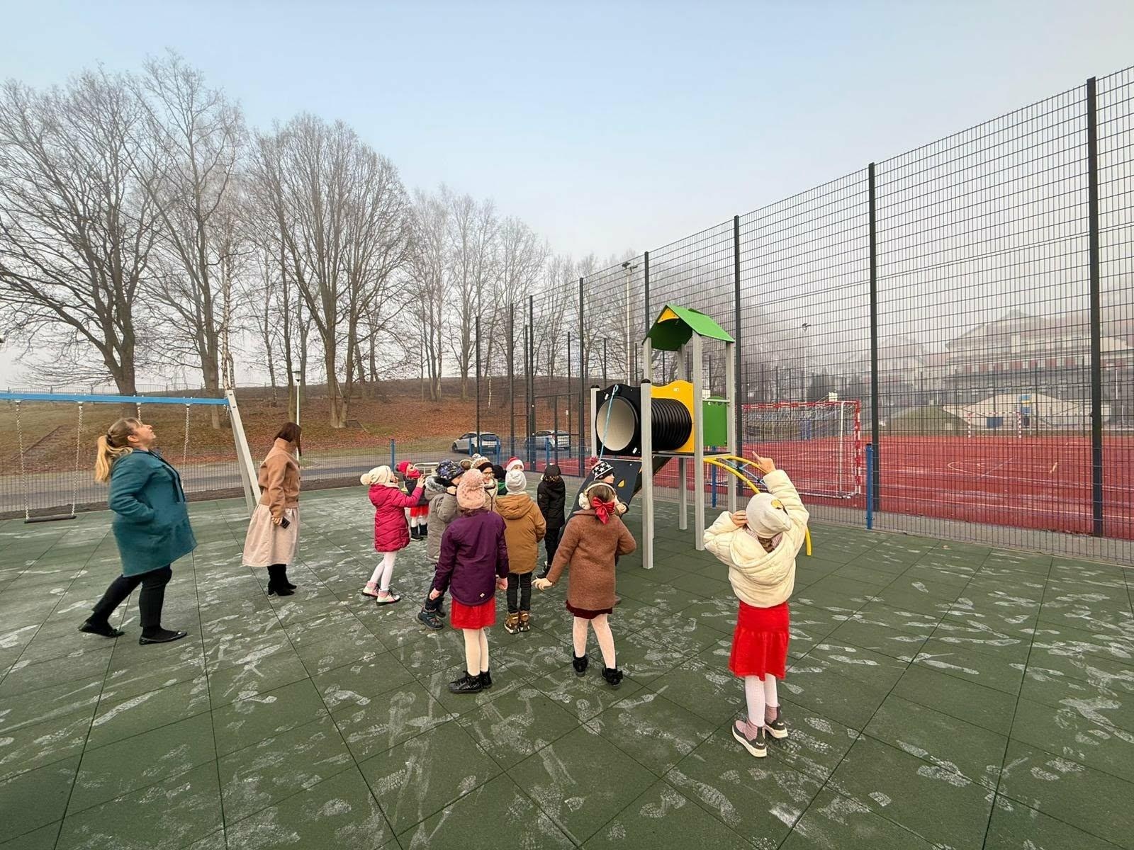 Zdjęcie w galerii na portalu naszwodzislaw.com: Nowy plac zabaw przy Zespole Szkolno-Przedszkolnym w Połomi już gotowy wiadomości z regionu