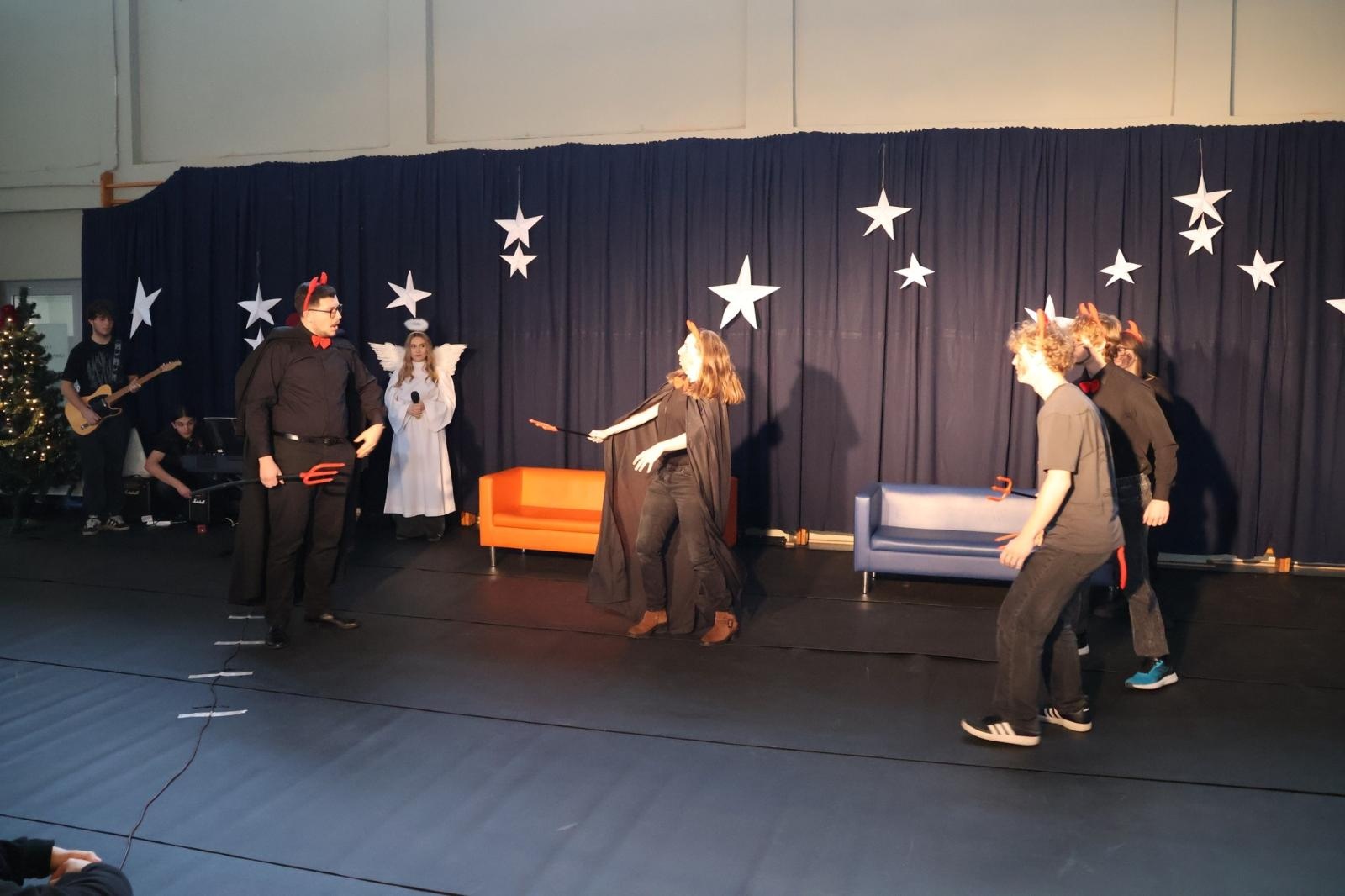 Zdjęcie w galerii na portalu naszwodzislaw.com: Gdy rodzi się dobro. Jasełka w Zespole Szkół Technicznych w Wodzisławiu Śląskim [FOTO] wiadomości z regionu