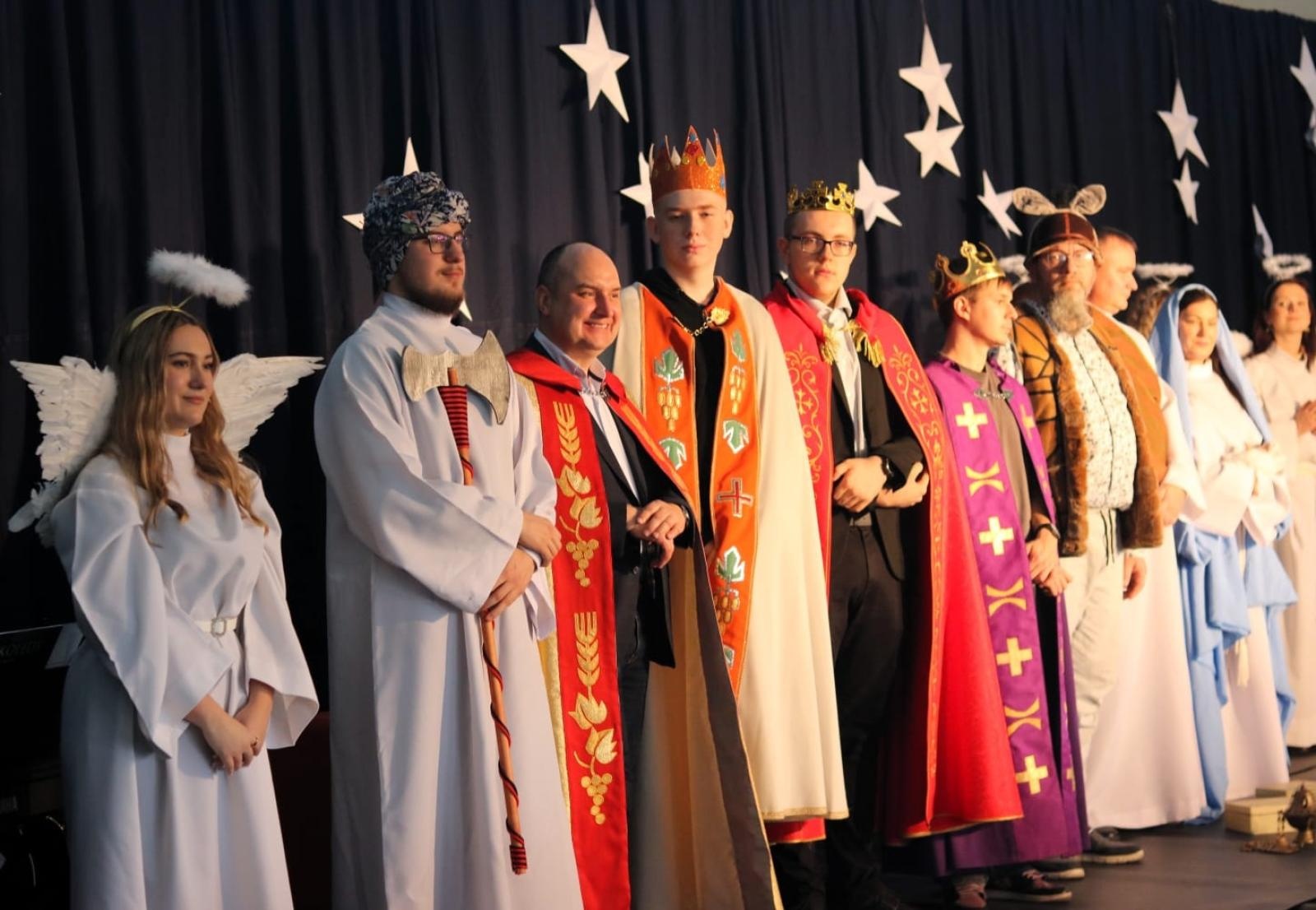 Zdjęcie w galerii na portalu naszwodzislaw.com: Gdy rodzi się dobro. Jasełka w Zespole Szkół Technicznych w Wodzisławiu Śląskim [FOTO] wiadomości z regionu