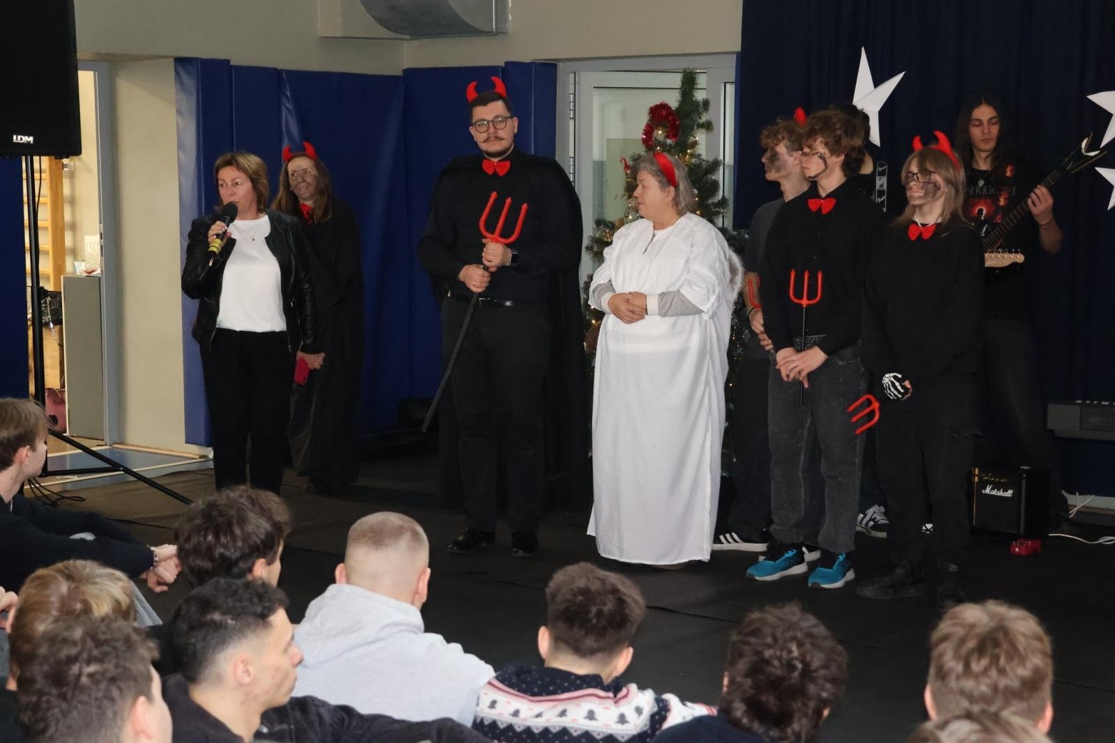 Zdjęcie w galerii na portalu naszwodzislaw.com: Gdy rodzi się dobro. Jasełka w Zespole Szkół Technicznych w Wodzisławiu Śląskim [FOTO] wiadomości z regionu