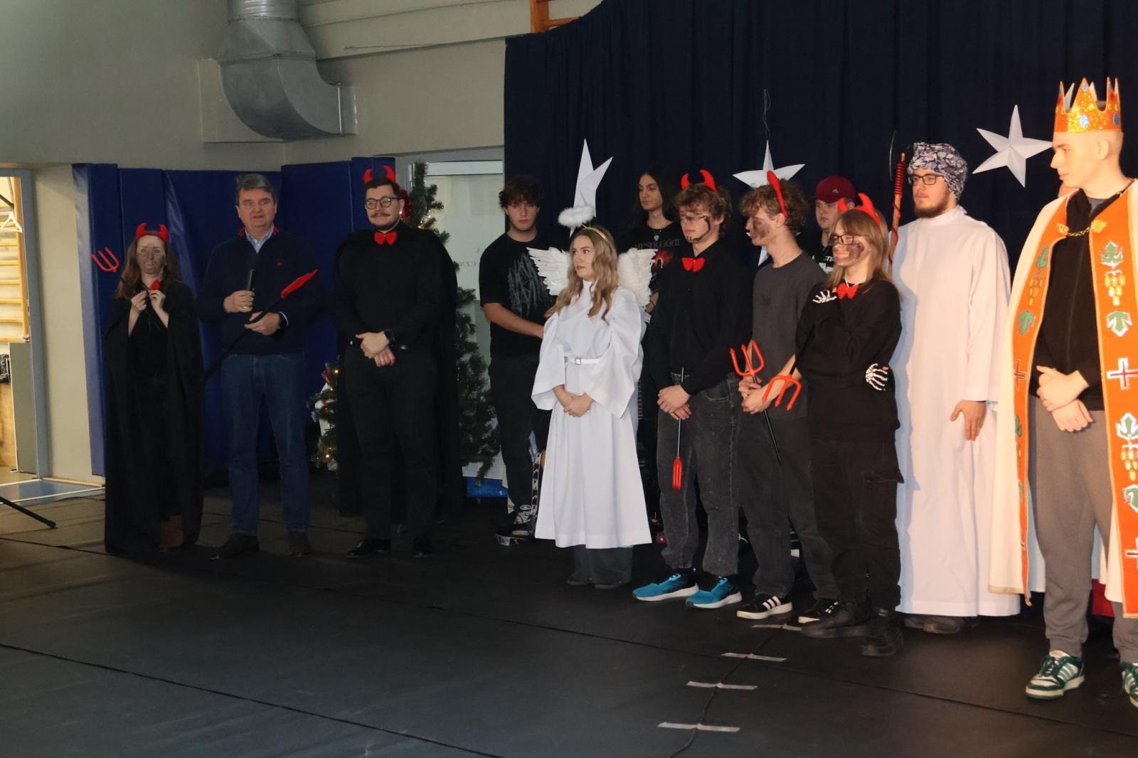 Zdjęcie w galerii na portalu naszwodzislaw.com: Gdy rodzi się dobro. Jasełka w Zespole Szkół Technicznych w Wodzisławiu Śląskim [FOTO] wiadomości z regionu