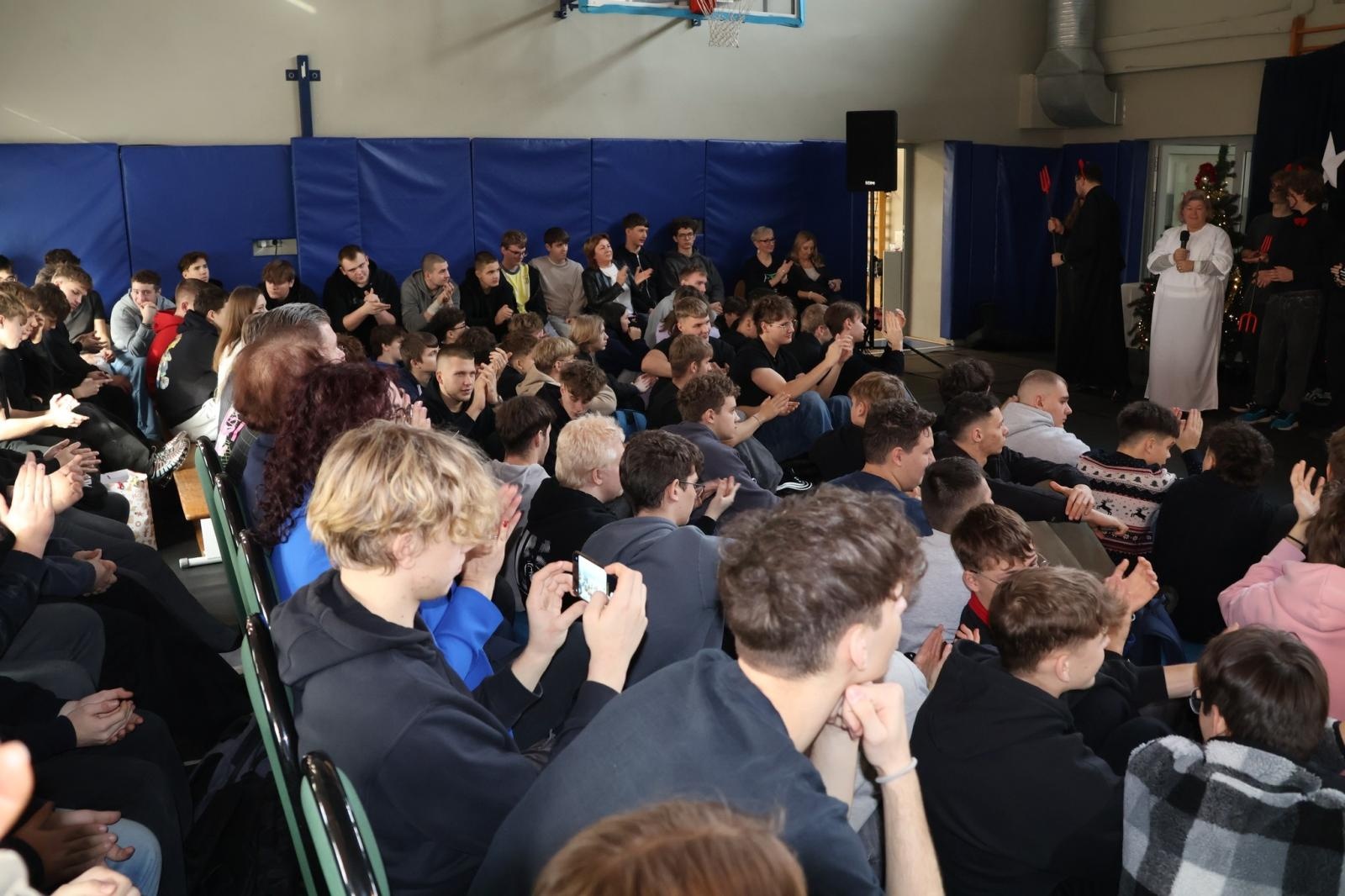 Zdjęcie w galerii na portalu naszwodzislaw.com: Gdy rodzi się dobro. Jasełka w Zespole Szkół Technicznych w Wodzisławiu Śląskim [FOTO] wiadomości z regionu