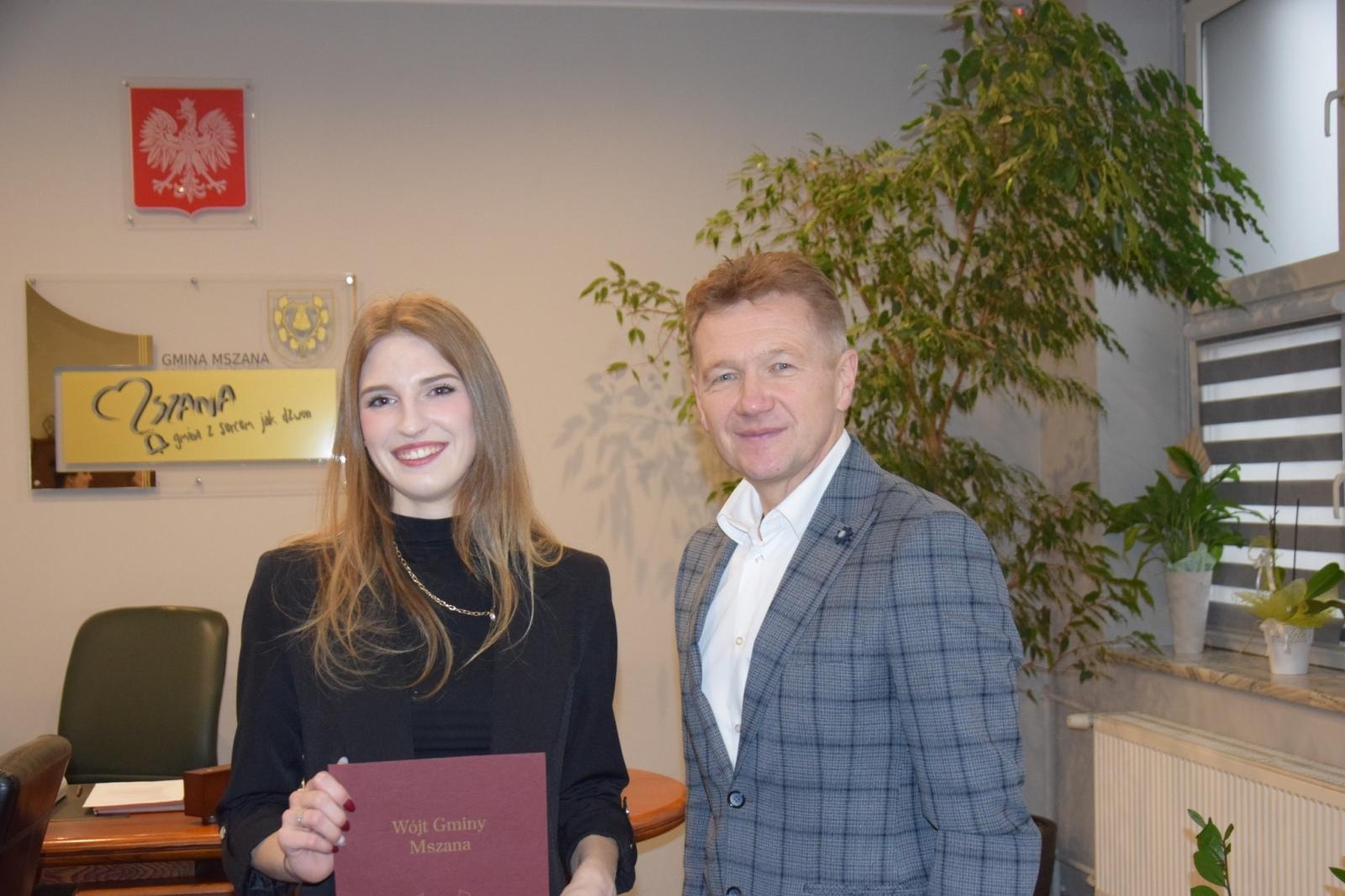 Zdjęcie w galerii na portalu naszwodzislaw.com: Gmina Mszana nagrodziła najlepsze studentki wiadomości z regionu