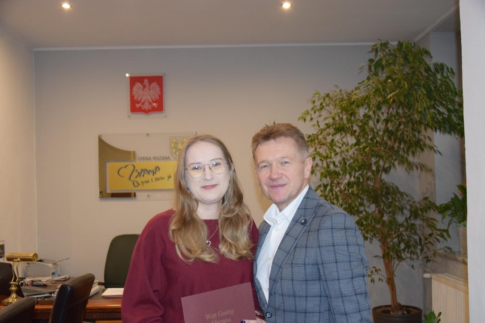 Zdjęcie w galerii na portalu naszwodzislaw.com: Gmina Mszana nagrodziła najlepsze studentki wiadomości z regionu