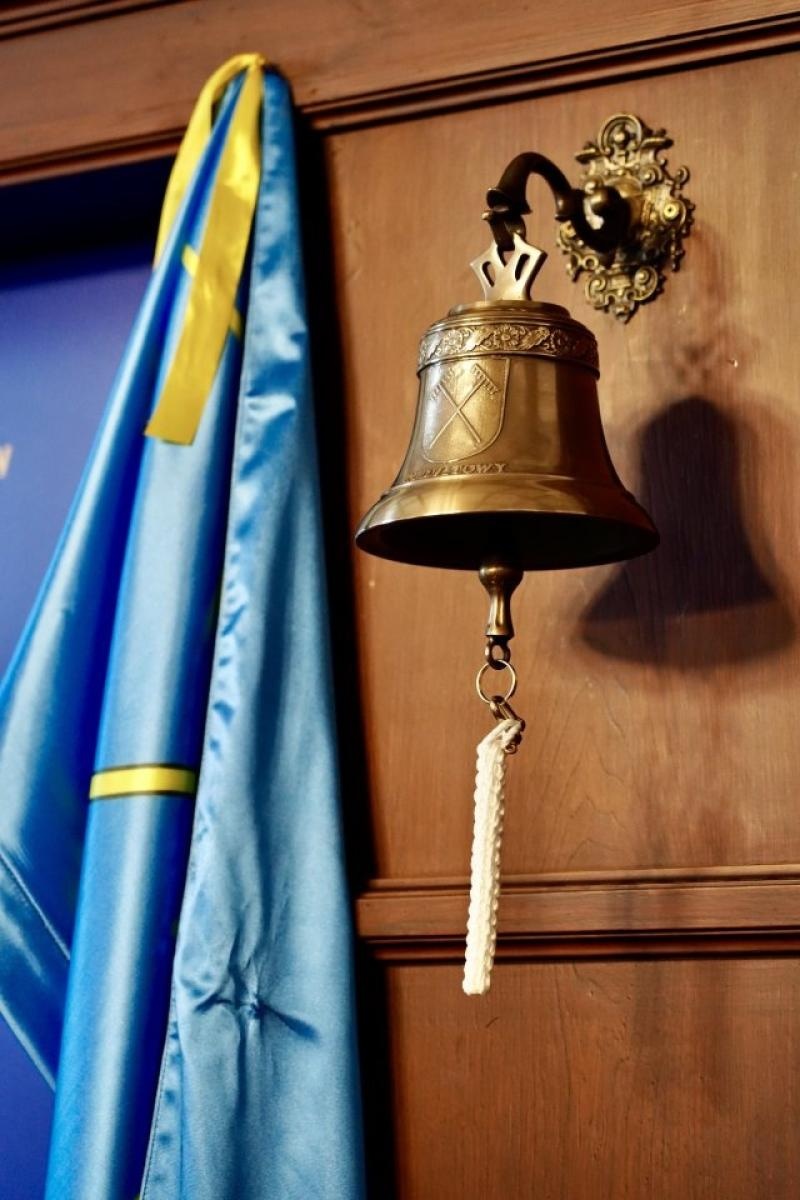 Zdjęcie w galerii na portalu naszwodzislaw.com: Pamiątkowy dzwon i świąteczne światło w rydułtowskim magistracie wiadomości z regionu