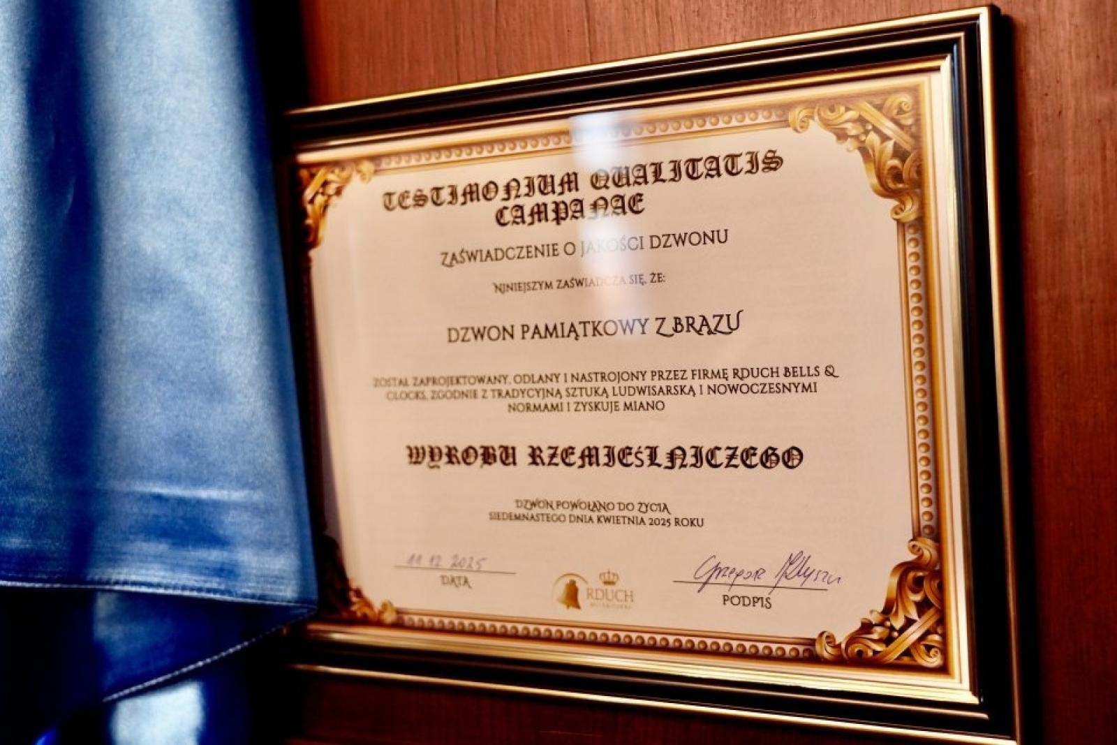 Zdjęcie w galerii na portalu naszwodzislaw.com: Pamiątkowy dzwon i świąteczne światło w rydułtowskim magistracie wiadomości z regionu