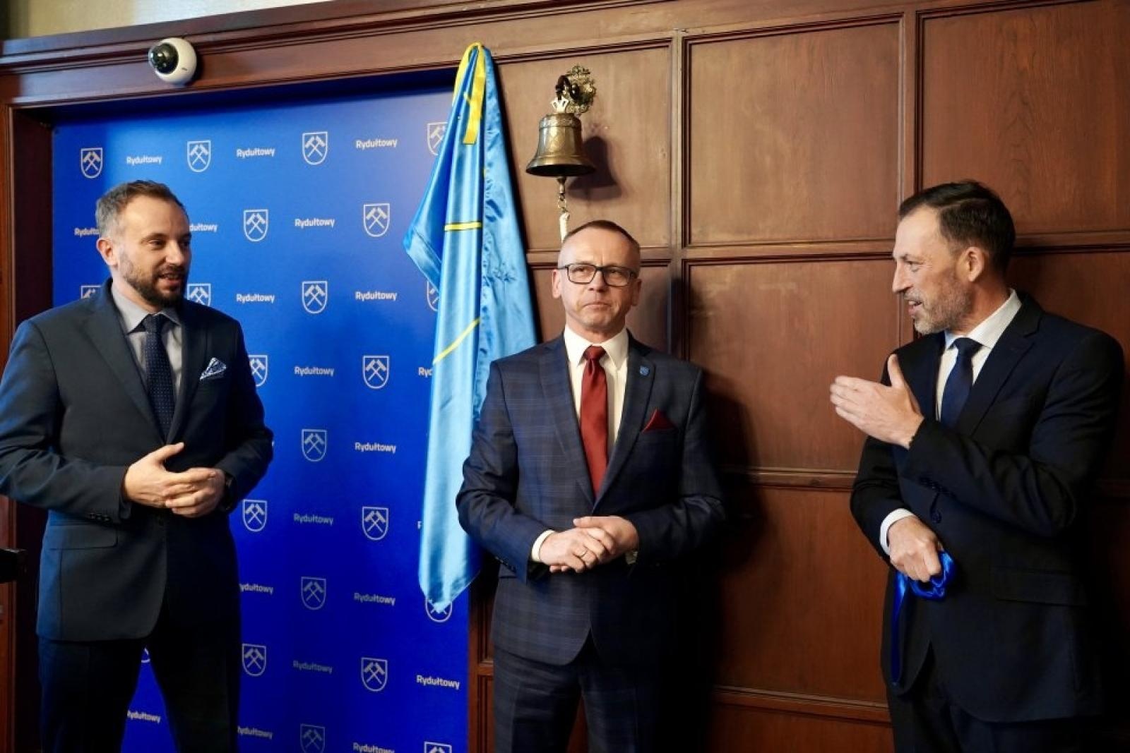 Zdjęcie w galerii na portalu naszwodzislaw.com: Pamiątkowy dzwon i świąteczne światło w rydułtowskim magistracie wiadomości z regionu