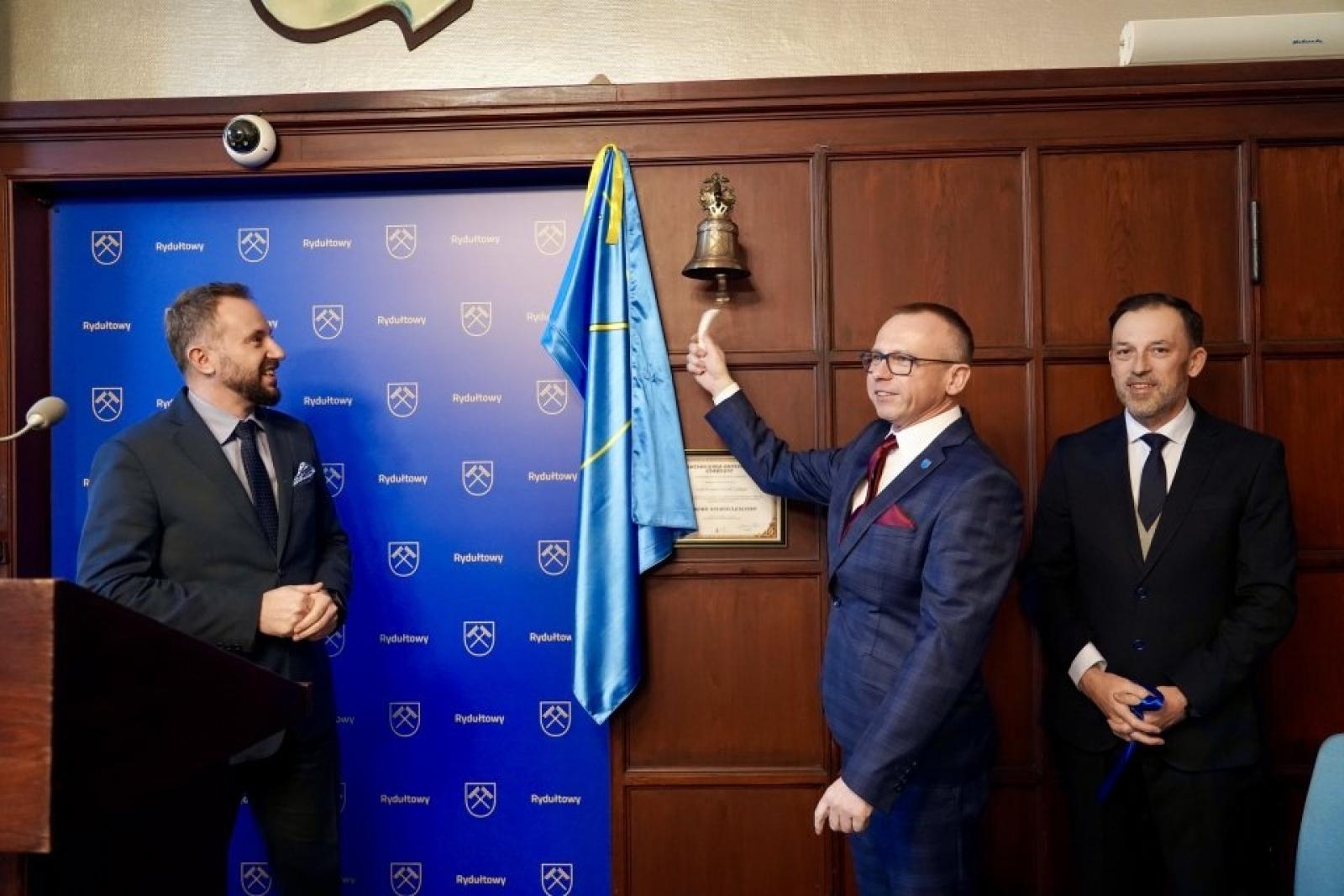 Zdjęcie w galerii na portalu naszwodzislaw.com: Pamiątkowy dzwon i świąteczne światło w rydułtowskim magistracie wiadomości z regionu