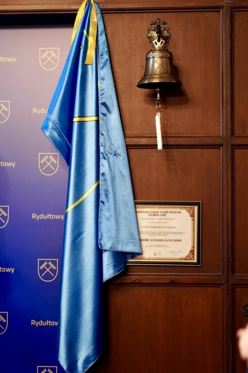 Zdjęcie w galerii na portalu naszwodzislaw.com: Pamiątkowy dzwon i świąteczne światło w rydułtowskim magistracie wiadomości z regionu