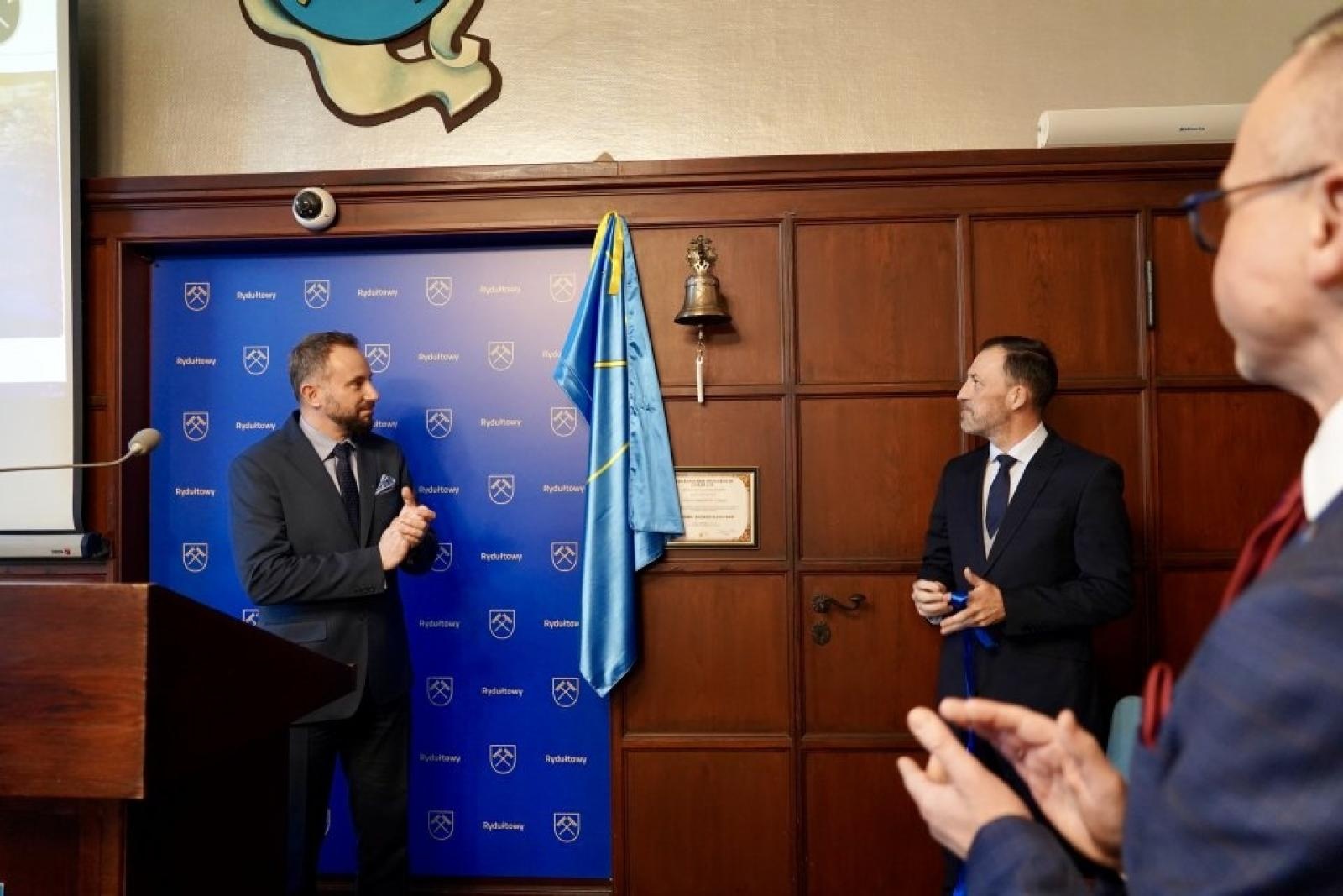 Zdjęcie w galerii na portalu naszwodzislaw.com: Pamiątkowy dzwon i świąteczne światło w rydułtowskim magistracie wiadomości z regionu