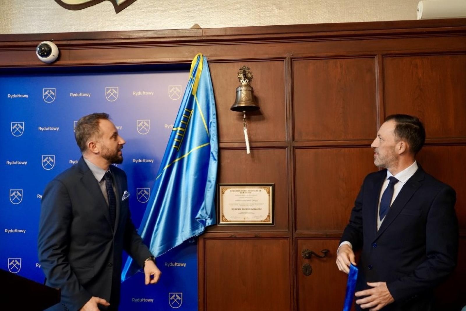 Zdjęcie w galerii na portalu naszwodzislaw.com: Pamiątkowy dzwon i świąteczne światło w rydułtowskim magistracie wiadomości z regionu