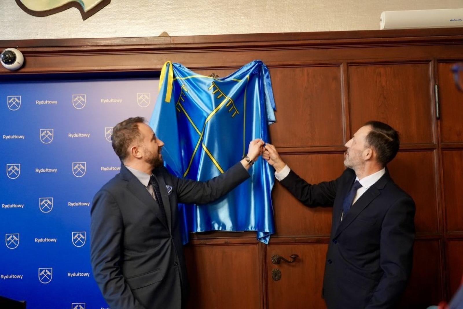 Zdjęcie w galerii na portalu naszwodzislaw.com: Pamiątkowy dzwon i świąteczne światło w rydułtowskim magistracie wiadomości z regionu