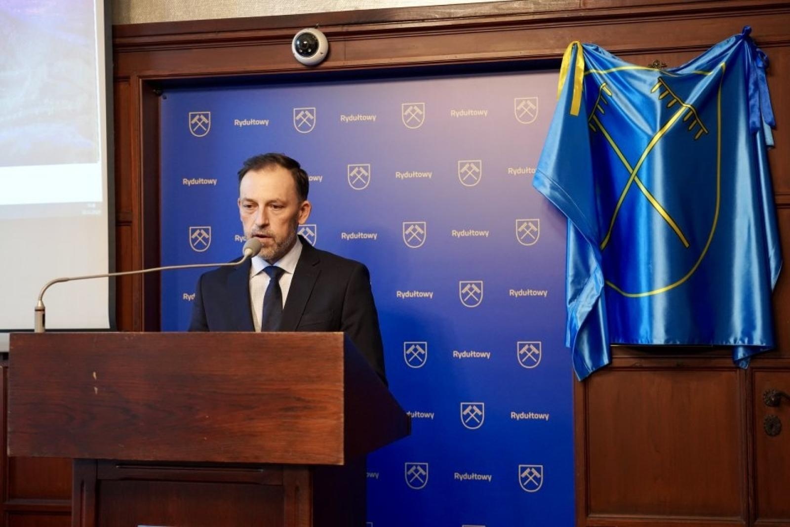 Zdjęcie w galerii na portalu naszwodzislaw.com: Pamiątkowy dzwon i świąteczne światło w rydułtowskim magistracie wiadomości z regionu