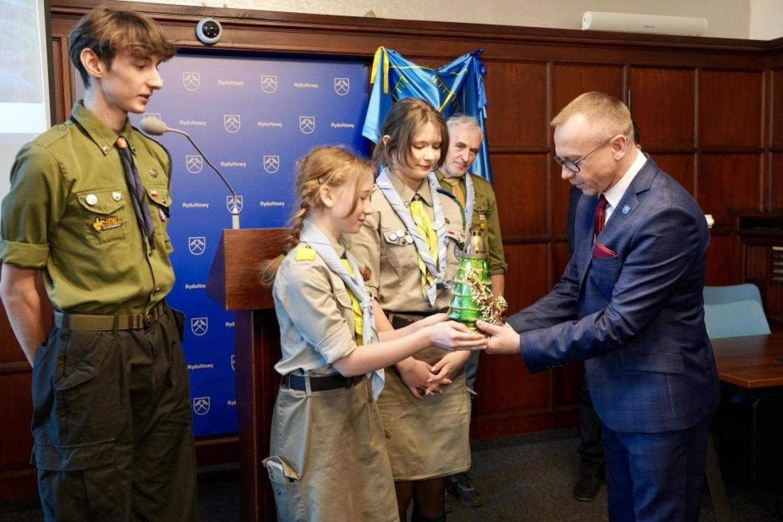 Zdjęcie w galerii na portalu naszwodzislaw.com: Pamiątkowy dzwon i świąteczne światło w rydułtowskim magistracie wiadomości z regionu