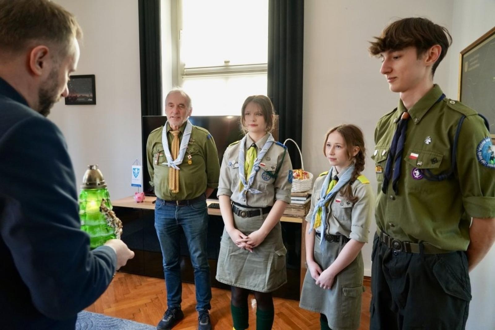 Zdjęcie w galerii na portalu naszwodzislaw.com: Pamiątkowy dzwon i świąteczne światło w rydułtowskim magistracie wiadomości z regionu