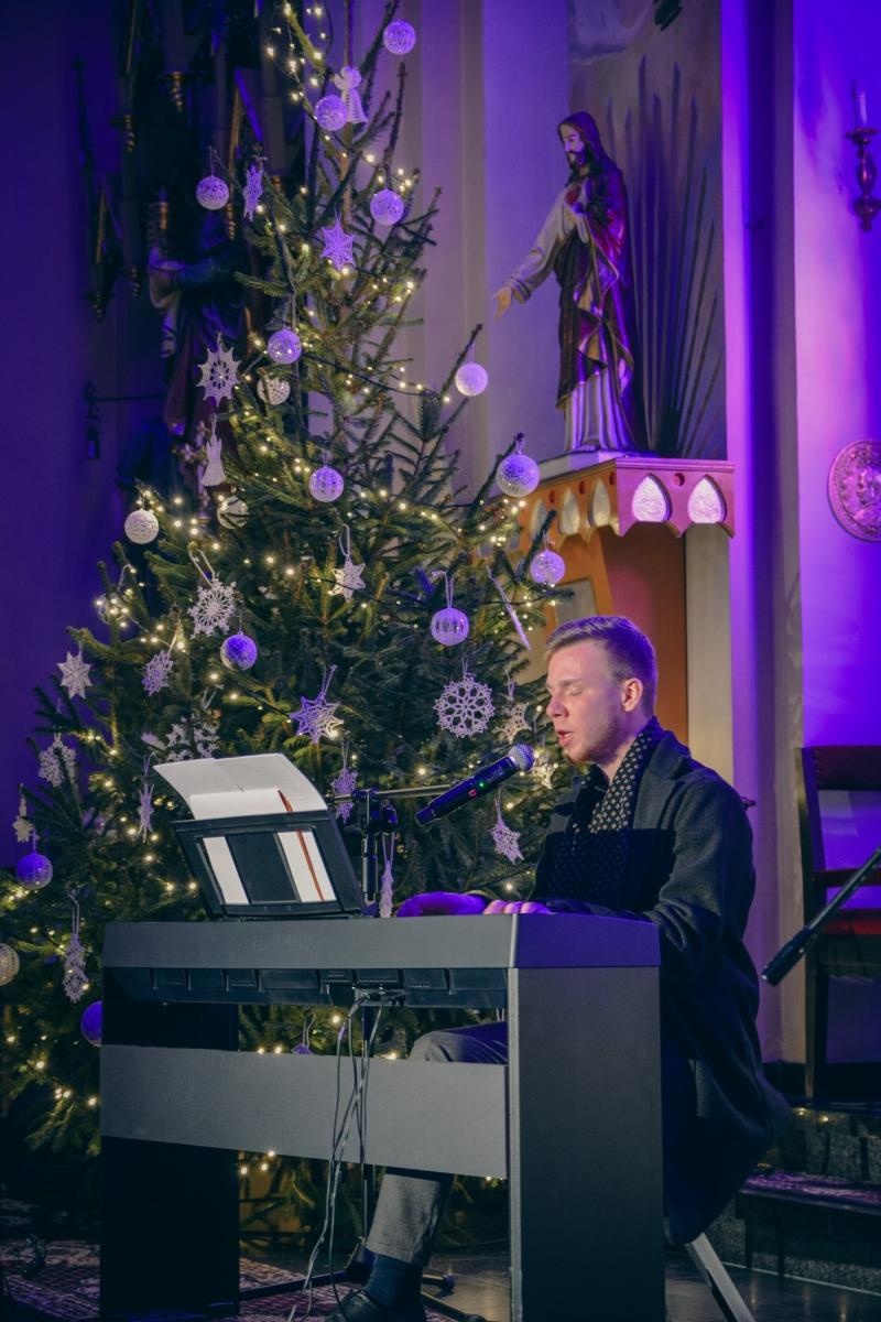 Zdjęcie w galerii na portalu naszwodzislaw.com: Kolędy rozbrzmiały w marklowickim kościele podczas koncertu charytatywnego dla małej Igi wiadomości z regionu