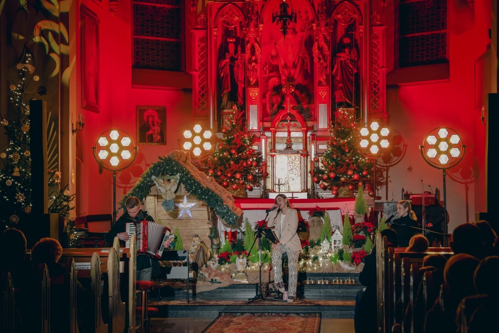 Zdjęcie w galerii na portalu naszwodzislaw.com: Kolędy rozbrzmiały w marklowickim kościele podczas koncertu charytatywnego dla małej Igi wiadomości z regionu