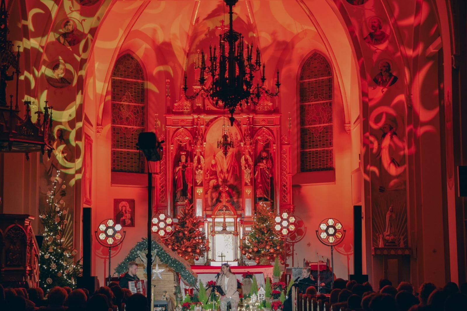 Zdjęcie w galerii na portalu naszwodzislaw.com: Kolędy rozbrzmiały w marklowickim kościele podczas koncertu charytatywnego dla małej Igi wiadomości z regionu