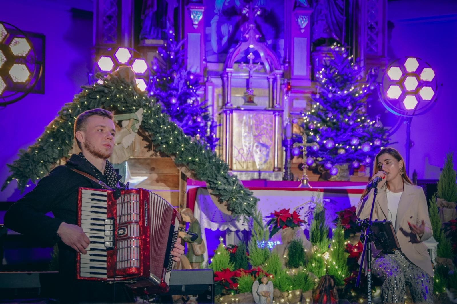 Zdjęcie w galerii na portalu naszwodzislaw.com: Kolędy rozbrzmiały w marklowickim kościele podczas koncertu charytatywnego dla małej Igi wiadomości z regionu