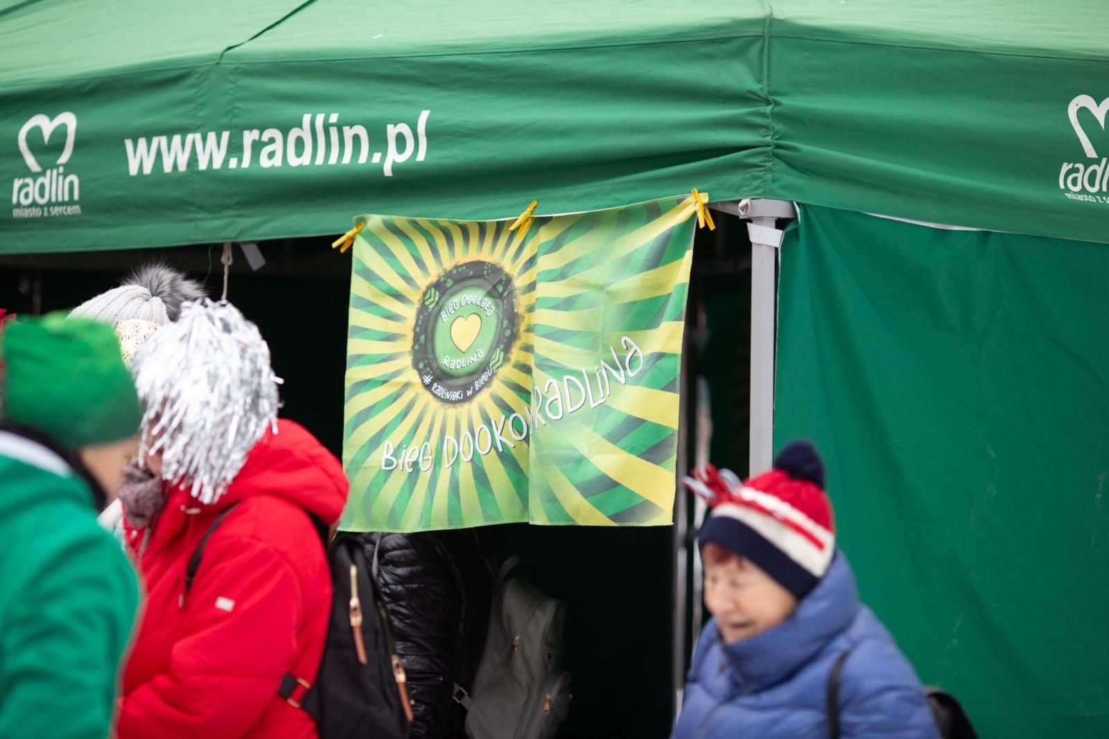 Zdjęcie w galerii na portalu naszwodzislaw.com: Sylwestrowe bieganie w Radlinie. Sportowa zabawa mimo zimowej aury [FOTO] wiadomości z regionu
