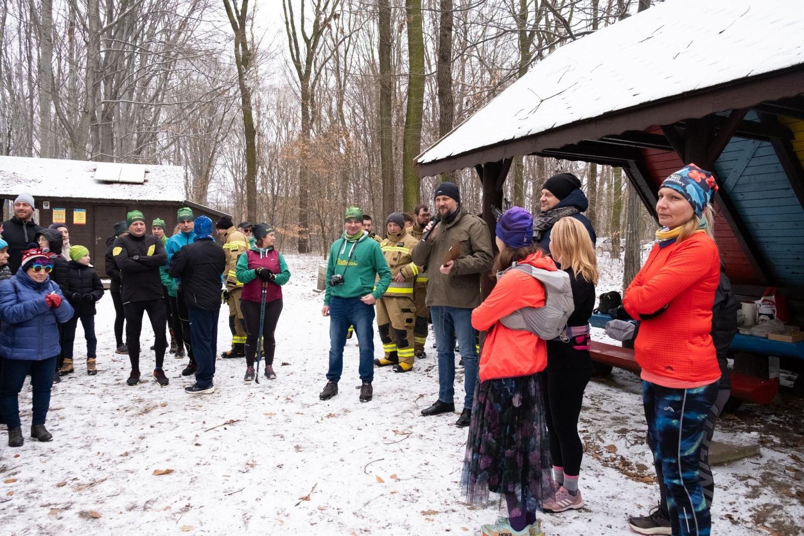 Zdjęcie w galerii na portalu naszwodzislaw.com: Sylwestrowe bieganie w Radlinie. Sportowa zabawa mimo zimowej aury [FOTO] wiadomości z regionu