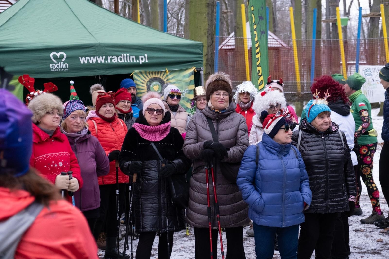 Zdjęcie w galerii na portalu naszwodzislaw.com: Sylwestrowe bieganie w Radlinie. Sportowa zabawa mimo zimowej aury [FOTO] wiadomości z regionu