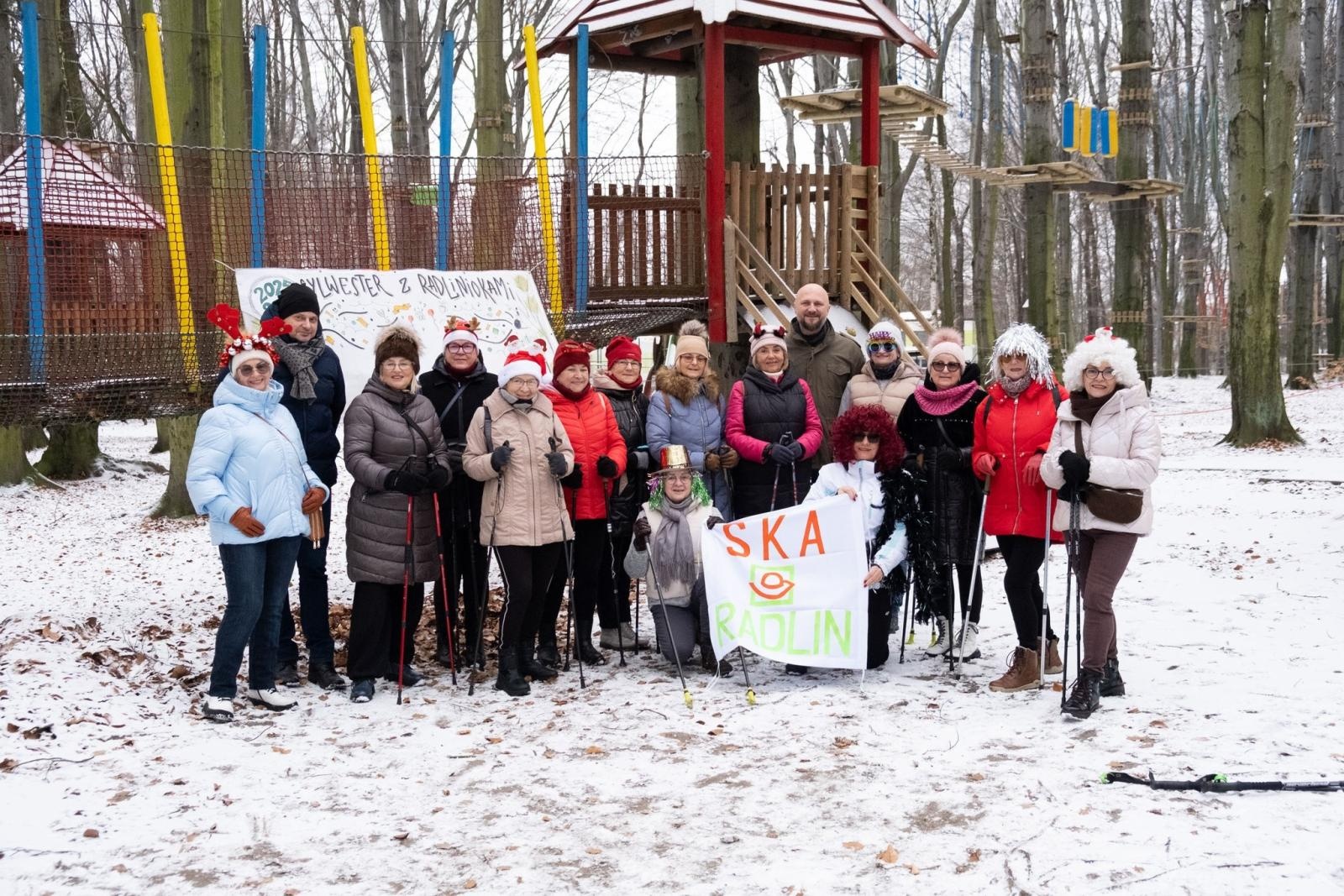 Zdjęcie w galerii na portalu naszwodzislaw.com: Sylwestrowe bieganie w Radlinie. Sportowa zabawa mimo zimowej aury [FOTO] wiadomości z regionu