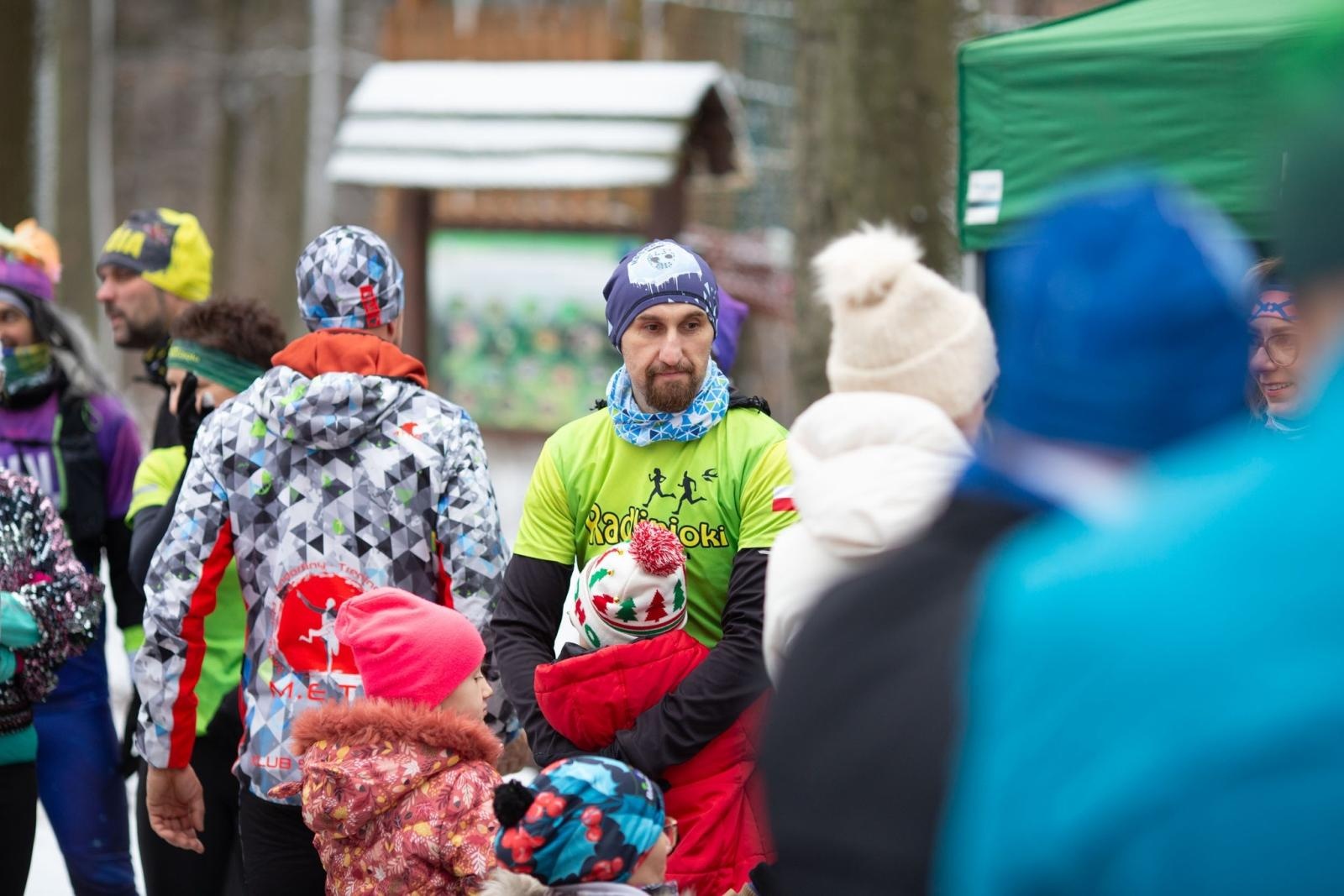 Zdjęcie w galerii na portalu naszwodzislaw.com: Sylwestrowe bieganie w Radlinie. Sportowa zabawa mimo zimowej aury [FOTO] wiadomości z regionu