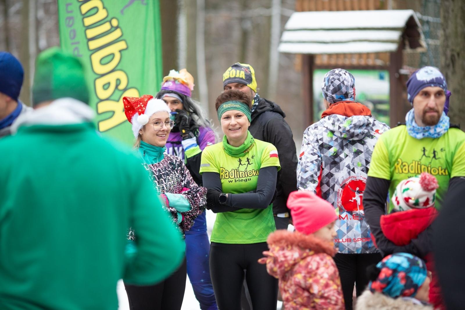 Zdjęcie w galerii na portalu naszwodzislaw.com: Sylwestrowe bieganie w Radlinie. Sportowa zabawa mimo zimowej aury [FOTO] wiadomości z regionu