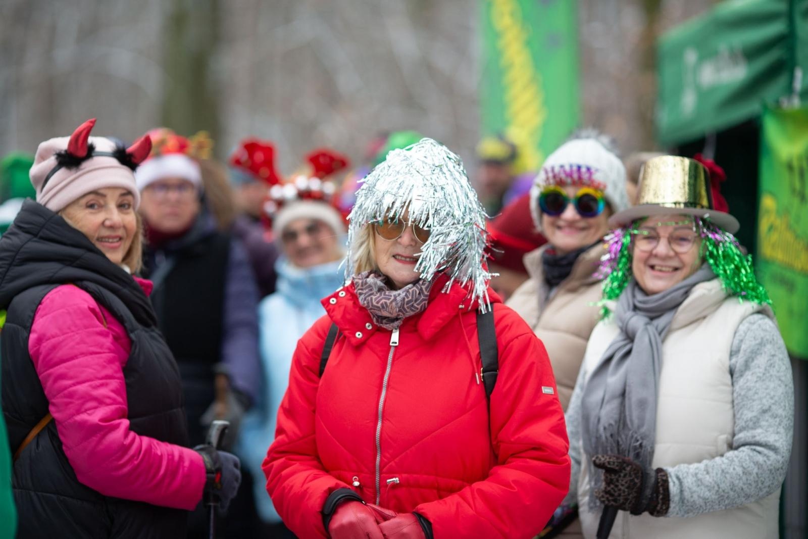 Zdjęcie w galerii na portalu naszwodzislaw.com: Sylwestrowe bieganie w Radlinie. Sportowa zabawa mimo zimowej aury [FOTO] wiadomości z regionu