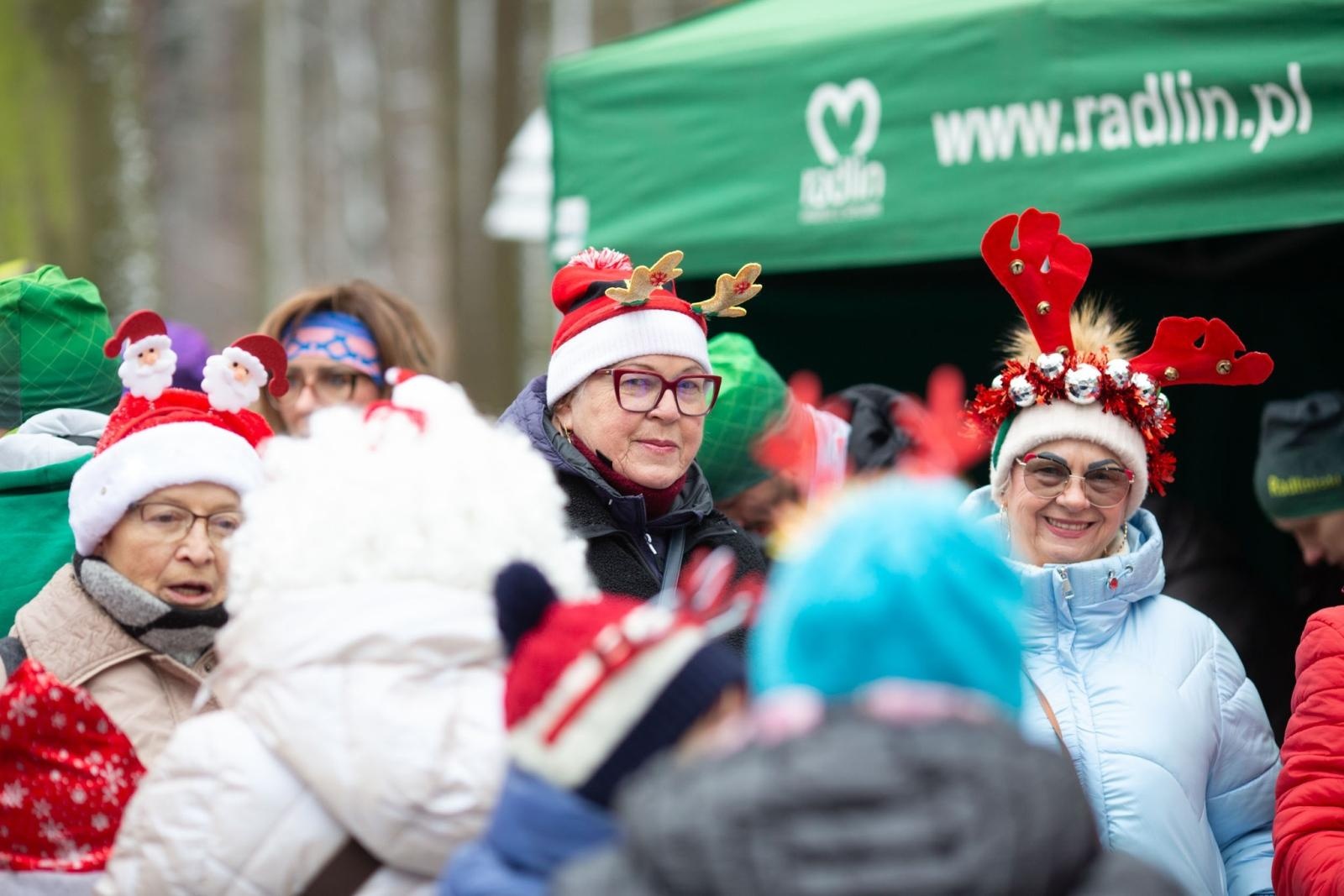 Zdjęcie w galerii na portalu naszwodzislaw.com: Sylwestrowe bieganie w Radlinie. Sportowa zabawa mimo zimowej aury [FOTO] wiadomości z regionu