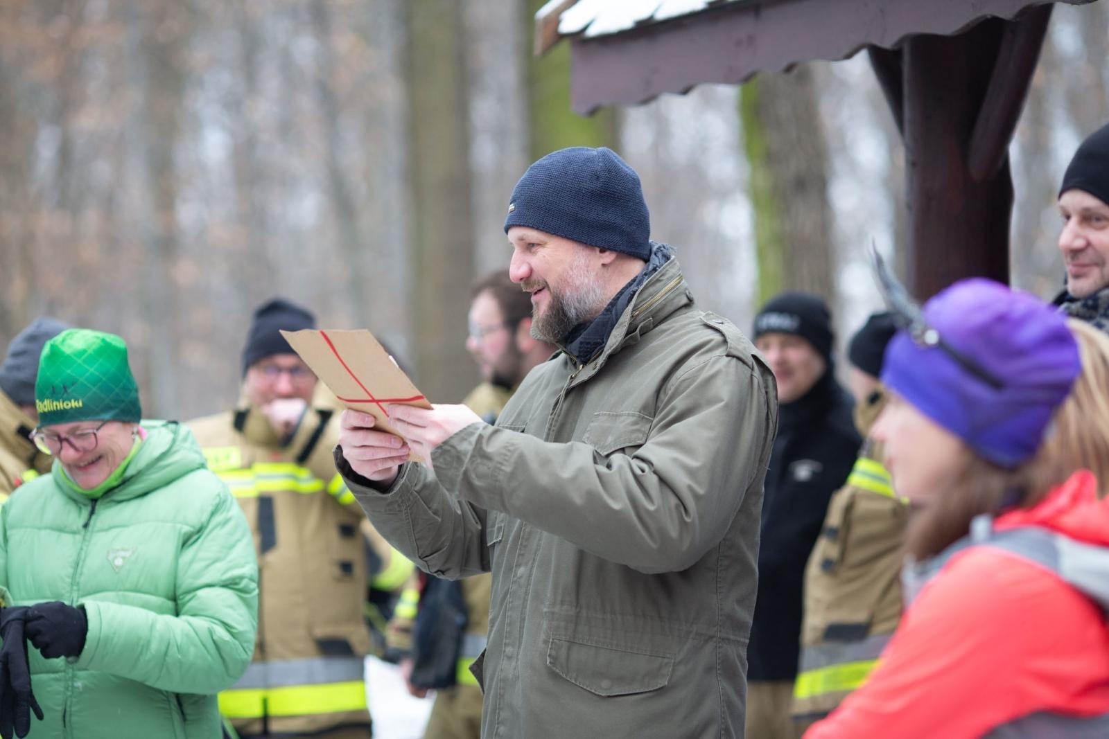 Zdjęcie w galerii na portalu naszwodzislaw.com: Sylwestrowe bieganie w Radlinie. Sportowa zabawa mimo zimowej aury [FOTO] wiadomości z regionu