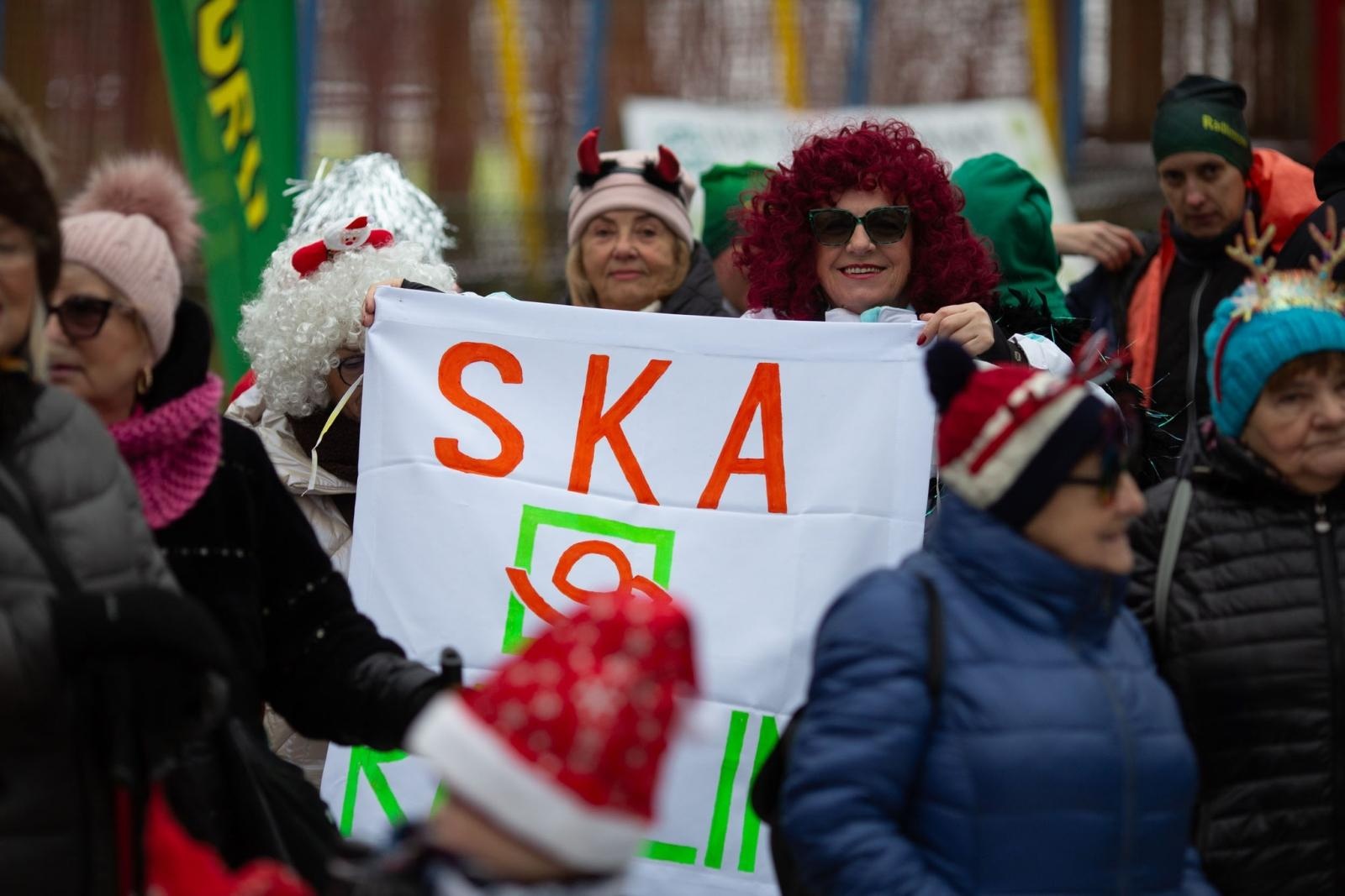 Zdjęcie w galerii na portalu naszwodzislaw.com: Sylwestrowe bieganie w Radlinie. Sportowa zabawa mimo zimowej aury [FOTO] wiadomości z regionu