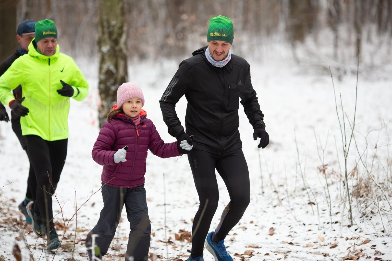 Zdjęcie w galerii na portalu naszwodzislaw.com: Sylwestrowe bieganie w Radlinie. Sportowa zabawa mimo zimowej aury [FOTO] wiadomości z regionu