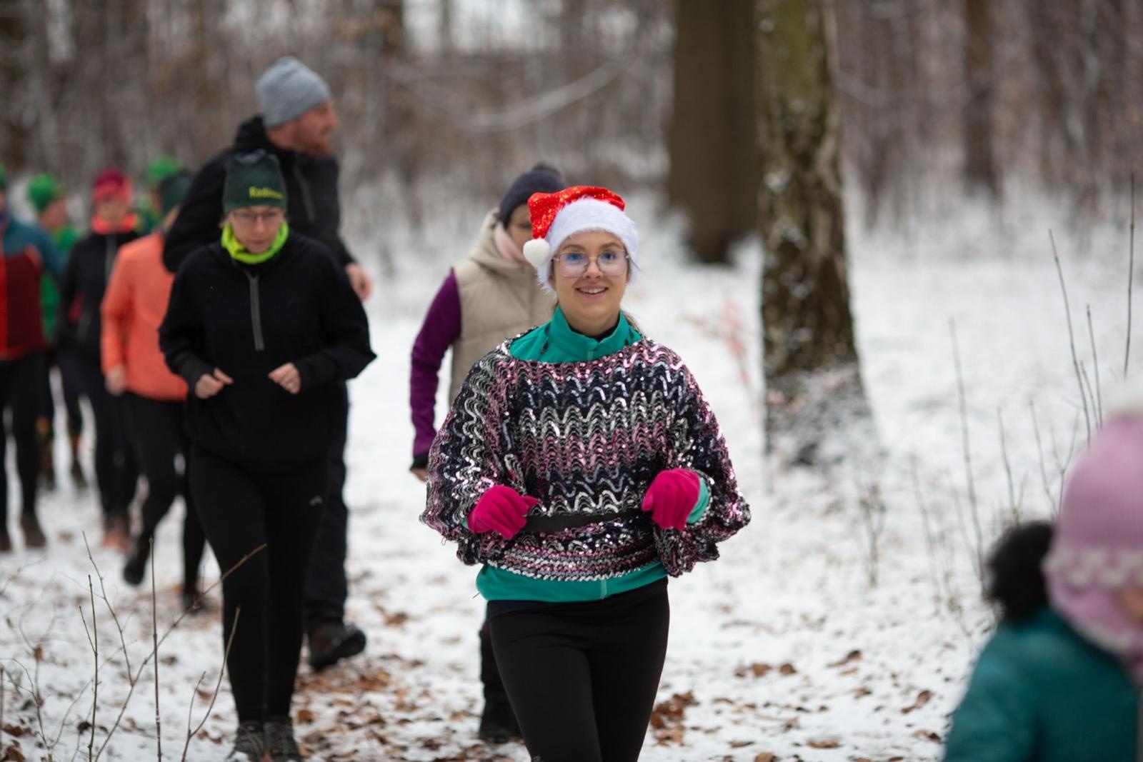 Zdjęcie w galerii na portalu naszwodzislaw.com: Sylwestrowe bieganie w Radlinie. Sportowa zabawa mimo zimowej aury [FOTO] wiadomości z regionu