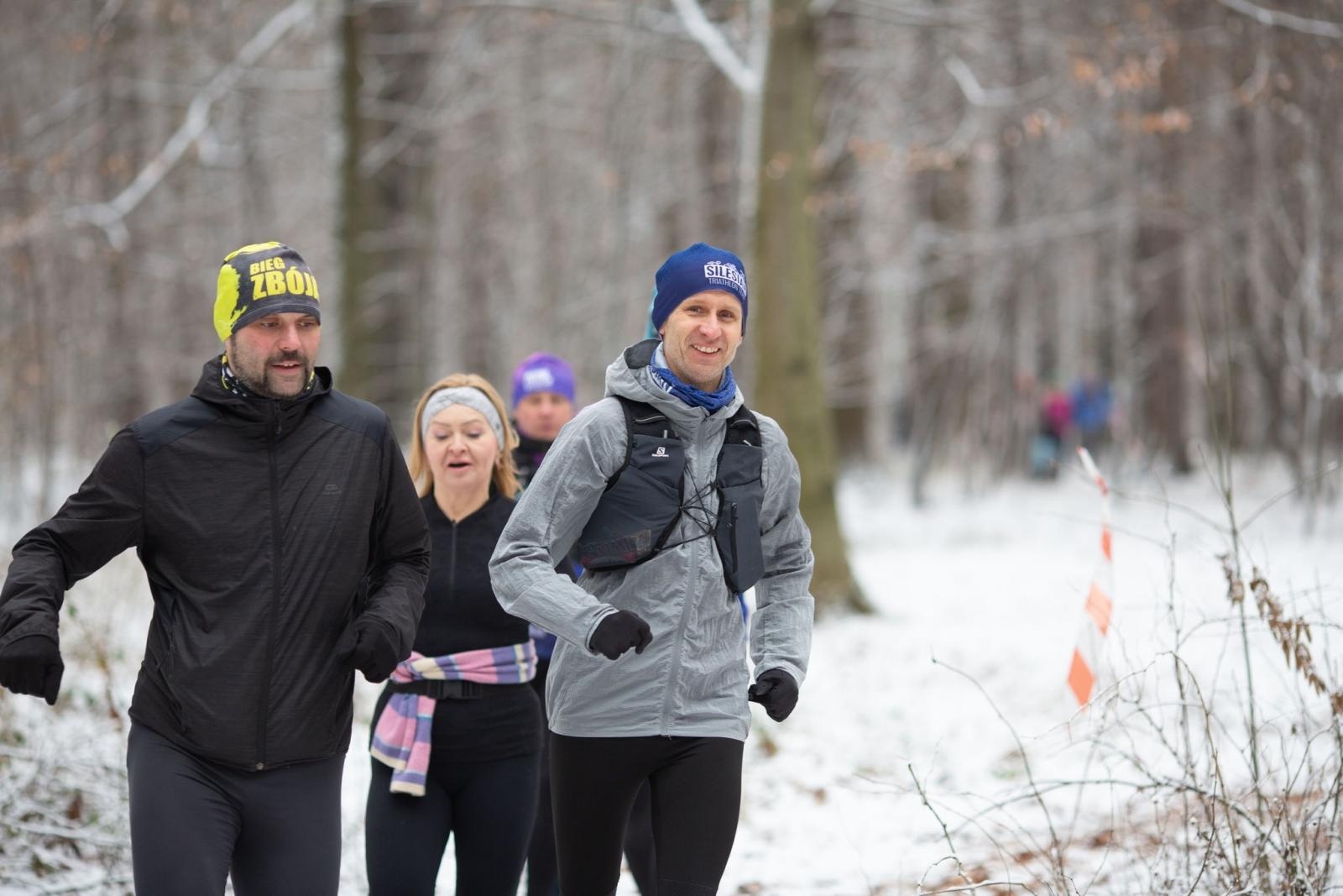 Zdjęcie w galerii na portalu naszwodzislaw.com: Sylwestrowe bieganie w Radlinie. Sportowa zabawa mimo zimowej aury [FOTO] wiadomości z regionu