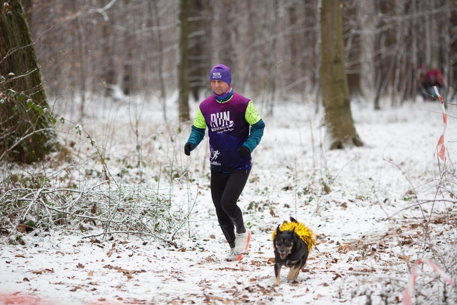 Zdjęcie w galerii na portalu naszwodzislaw.com: Sylwestrowe bieganie w Radlinie. Sportowa zabawa mimo zimowej aury [FOTO] wiadomości z regionu