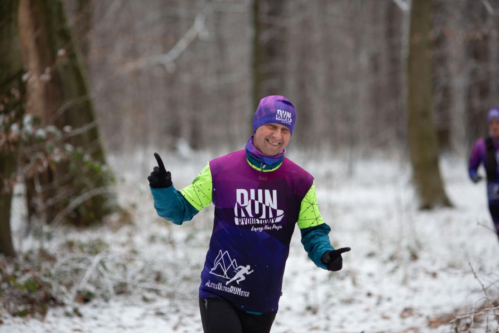 Zdjęcie w galerii na portalu naszwodzislaw.com: Sylwestrowe bieganie w Radlinie. Sportowa zabawa mimo zimowej aury [FOTO] wiadomości z regionu