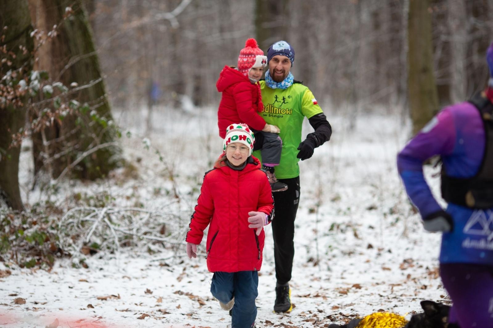 Zdjęcie w galerii na portalu naszwodzislaw.com: Sylwestrowe bieganie w Radlinie. Sportowa zabawa mimo zimowej aury [FOTO] wiadomości z regionu