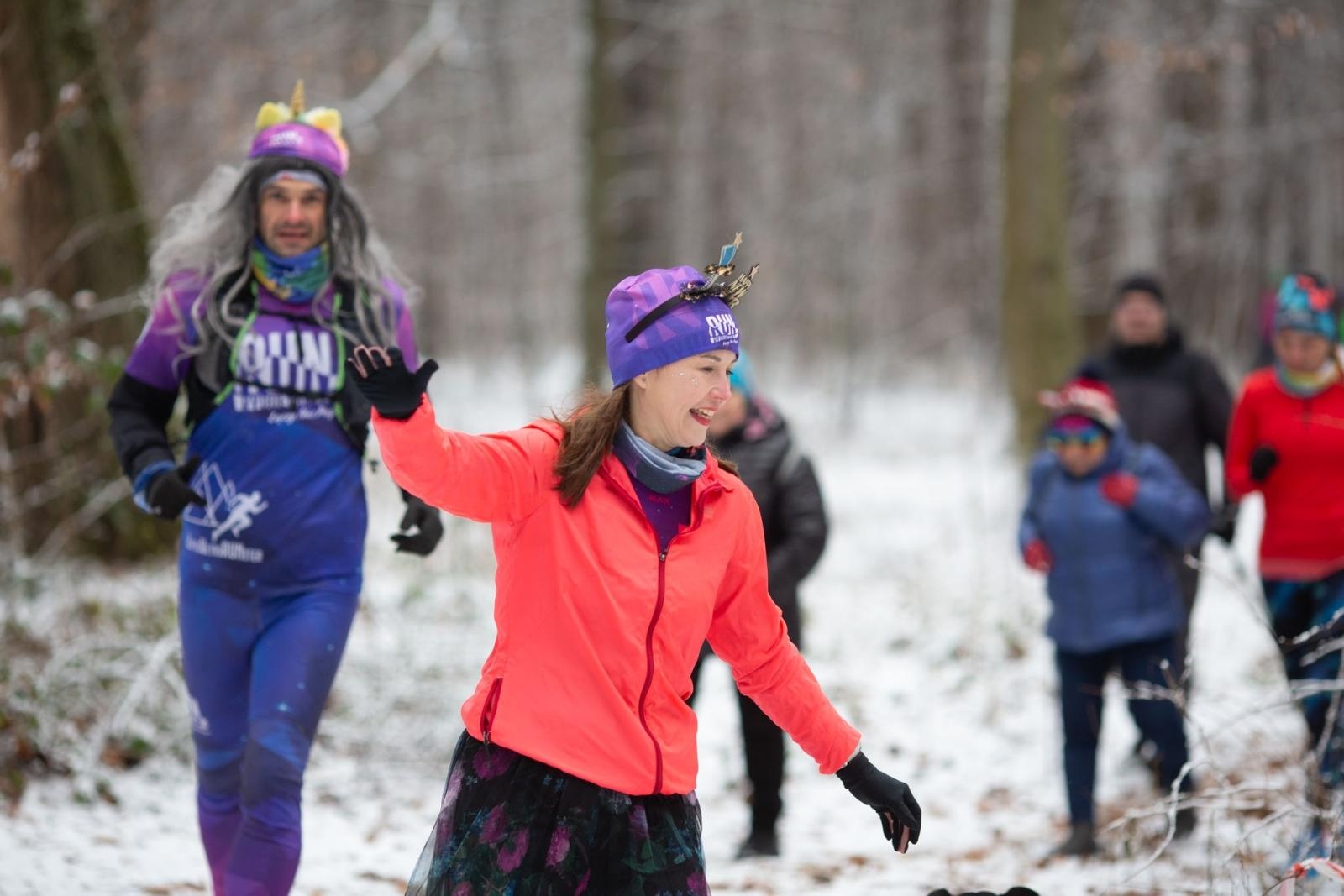 Zdjęcie w galerii na portalu naszwodzislaw.com: Sylwestrowe bieganie w Radlinie. Sportowa zabawa mimo zimowej aury [FOTO] wiadomości z regionu